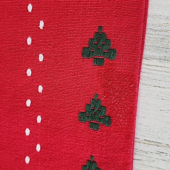 Crate & Barrel Snowy Woods red green reversible table runner 14" x 108" FLAWS - Picture 7 of 11